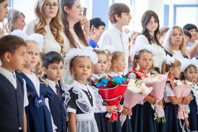 Почти6 0 0 первоклассников пойдут в школы Каширы Запись ведется через портал Госуслуг Московской области Ответ по заявлению поступит не позднее 5 рабочих дней после подачи Для удобства родителей оригиналы документов сразу в школу приносить не нужно все данные будут проверяться удаленно Прием заявлений открыт до 5 сентября В случае отсутствия мест в желаемой школе ребенок может быть зачислен в школу где есть свободные места Торжественные линейки 1 сентября пройдут во всех школах округа с усилением безопасности