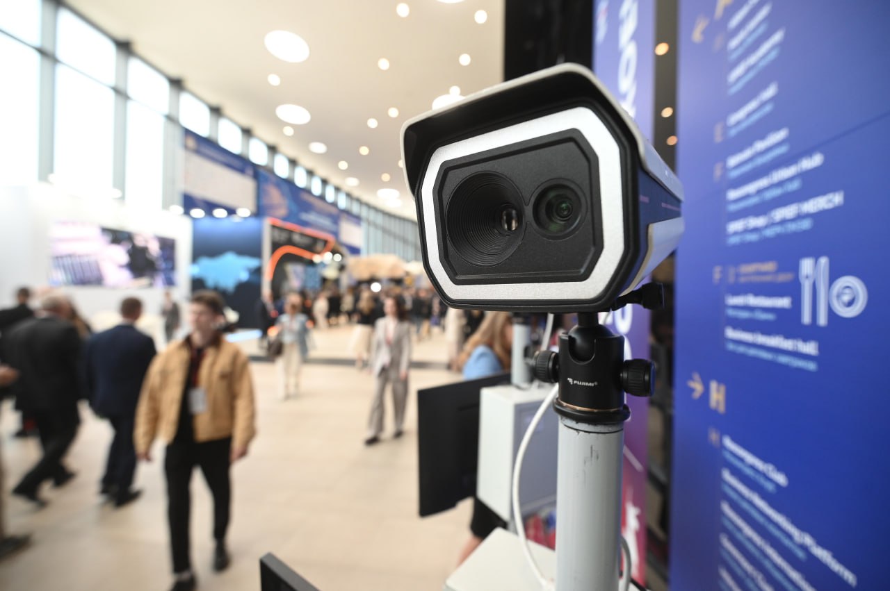 В Якутске продолжается развитие системы видеонаблюдения и цифровой инфраструктуры В Якутске активно развивается система уличных камер видеонаблюдения уже установлено 849 камер из которых 330 включены в Единую муниципальную систему видеоаналитики ЕМСВ К концу года запланировано довести их число до 1000 В рамках этого реализуются масштабные проекты по расширению и модернизации системы безопасности города в том числе установке камер на набережной оз Талое и в популярных общественных местах таких как парки и пляжи Кроме того в городе внедряют интеллектуальную транспортную систему которая уже работает в тестовом режиме Эта инновационная система управляет дорожным движением в реальном времени что существенно повышает безопасность и эффективность транспортных потоков Среди функций автоматическое выявление нарушений большой грузовой техники несущей тент или иные нарушения правил эксплуатации дорог По итогам совещания министр транспорта республики подтвердил что к концу 2025 года в Якутске установят все запланированные камеры и завершат интеграцию систем видеонаблюдения и интеллектуального управления дорожным движением Это обеспечит более высокую безопасность граждан оперативное реагирование на чрезвычайные ситуации и повысит уровень криминогенной безопасности В целом развитие цифровых систем в городе представляет собой современный стандарт безопасного и комфортного города будущего