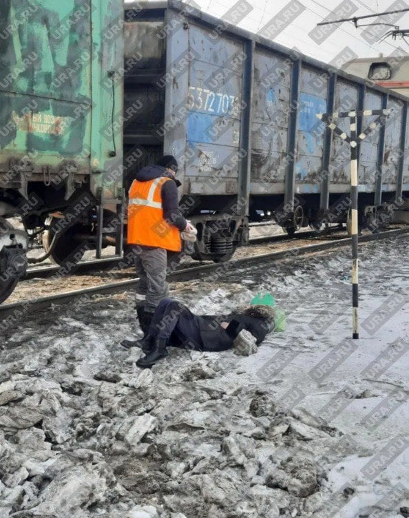 Женщина попала под грузовой поезд и выжила в Перми   Сегодня в районе легкоатлетического манежа «Спартак»  грузовой поезд сбил женщину, переходившую железнодорожные пути в неположенном месте. Машинист сигналил ей, но не успел затормозить.   Сейчас на месте работает следственно-оперативная группа Пермского линейного отдела МВД РФ на транспорте. Причины устанавливаются. Ответ от краевого минздрава о состоянии пострадавшей ожидается.