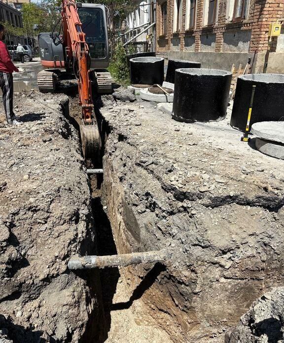 Сотрудники ГУП «Водоканал» приступили к замене подземных инженерно-коммуникационных сетей на ряде столичных улиц города Цхинвал. Работы ведутся в рамках реализации Инвестпрограммы. Как рассказала агентству «Рес» пресс-секретарь Минстроя Юнона Хугаева, работы начались на улице – Чернышевского, Железнодорожная с тупиком и Галаева. «На новой неделе специалисты приступят к реконструкции участков Розы Кочисовой, Маяковского и Ванатская. После 20 мая работы будут проводиться на улицах – Шаумяна и Г. Дзугаева. Специалисты «Водоканала» проведут замену инженерных сетей, системы водоотведения и водоснабжения», - уточнила Хугаева. В марте дорожники Южной Осетии приступили к реконструкции одной из улиц Цхинвала - второго переулка Буша. Благоустройство улиц предполагает замену подземных инженерных сетей, укладку асфальта в два слоя, устройство тротуаров, зеленых зон, установку ливневых канализаций на некоторых улицах, замену старых опор освещения и нанесение дорожных знаков.