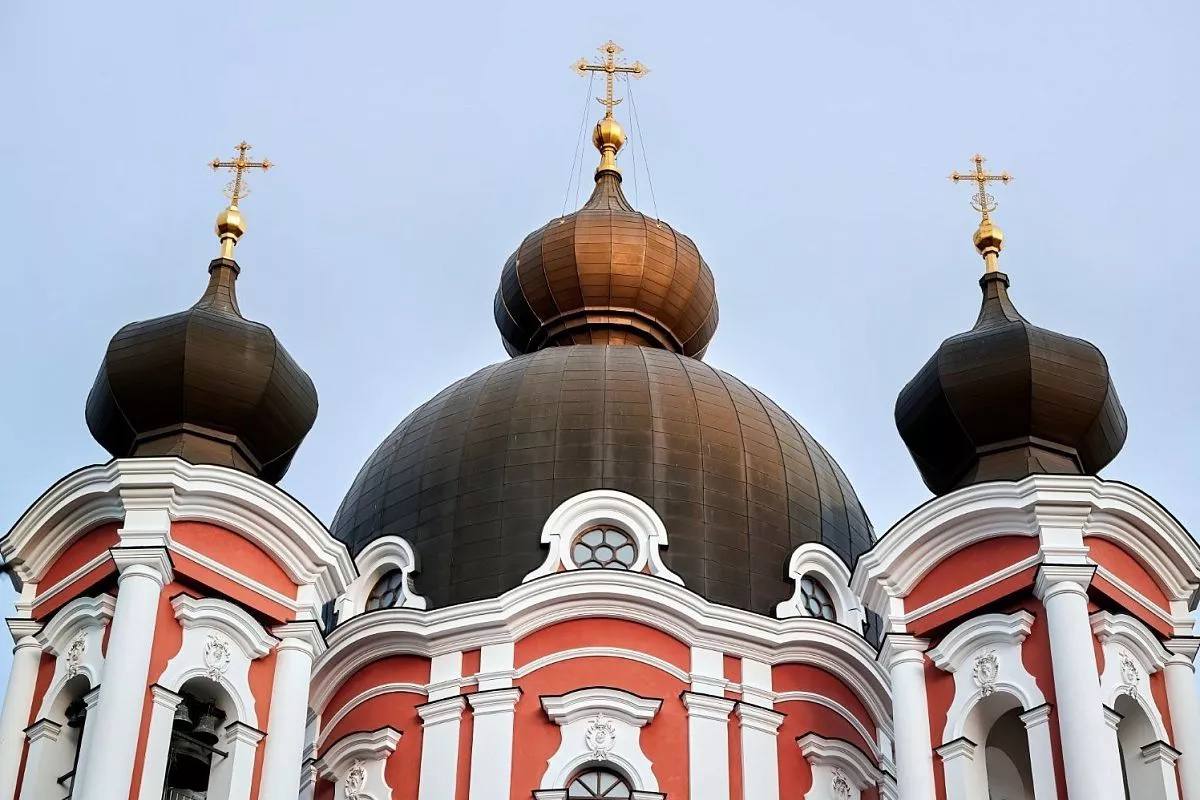 В России может появиться новый вид штрафов. В ЛДПР предлагают наказывать за публичное распространение изображений православных храмов, а также других культовых сооружений без характерных религиозных символов. Размер штрафов может достигать 500 тысяч рублей для организаций и до 50 тысяч рублей для граждан. Лидер партии Леонид Слуцкий выразил крайнее недовольство распространением изображений храмов без крестов. Он употребил термин «крестопад» для обозначения этой тенденции, которая, по его словам, проявляется в рекламе, иллюстрациях, символике на одежде и даже в реальной жизни. Кубанские Новости