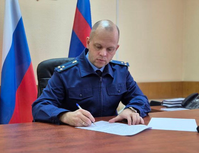 Прокуратура ЗАТО г Северск в судебном порядке добилась изменения основания и формулировки увольнения бывшего муниципального служащего Прокуратура ЗАТО г Северск Томской области провела проверку исполнения законодательства о противодействии коррупции Установлено что муниципальный служащий в справке о доходах расходах имуществе и обязательствах имущественного характера за 2023 год не отразил доход от сдачи в аренду квартиры и предоставил ложные объяснения в ходе антикоррупционной проверки После внесения прокуратурой представления об устранении нарушений закона в орган местного самоуправления должностное лицо уволилось по собственному желанию Прокуратура города направила в суд исковое заявление об изменении основания и формулировки увольнения Судом исковые требования удовлетворены формулировка изменена на увольнение в связи с утратой доверия