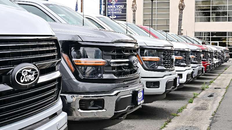 Ford Motor Company заявила в понедельник об ожидаемой потере прибыли в $1,5 млрд в этом году в связи с тарифной политикой президента США Дональда Трампа. Ссылаясь на растущую неопределённость, автопроизводитель также отозвал свой прогноз по показателям на 2025 год, несмотря на рост продаж в первом квартале благодаря спросу на грузовики, внедорожники и электромобили.