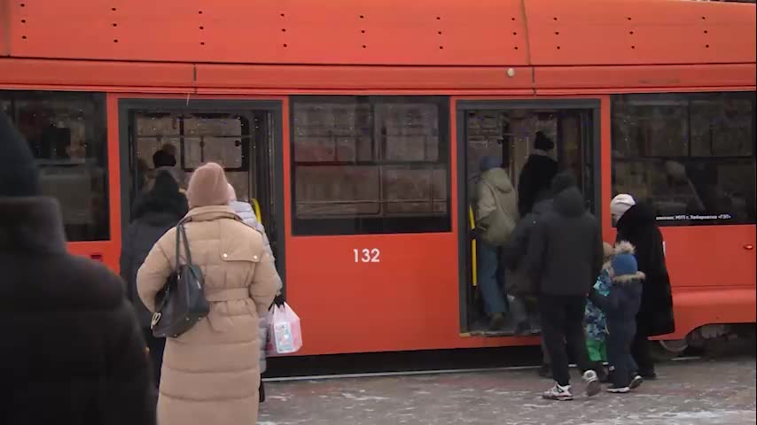 Дед Мороз и Снегурочки участвуют в мотопараде в Краснодаре