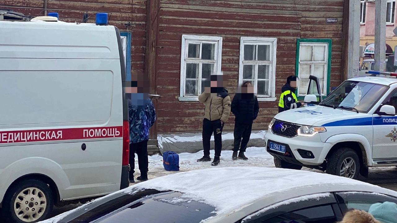 В Юрьев-Польском 8-летний мальчик угодил пол колеса иномарки  Все произошло днем 6 января на переулке Садовый. Ребенок решил перебежать дорогу в неположенном месте. Проезжавший мимо Chevrolet задел его.   Мальчик отделался лишь ссадинами. Серьезных травм он не получил.  Фото – Юрьев-Польские известия   Подписаться   Написать в редакцию