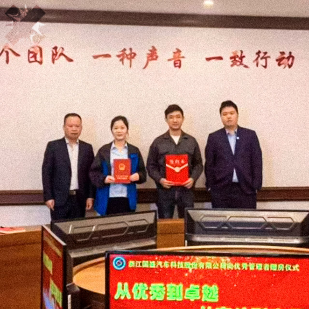 В Китае сотрудникам дарят квартиры чтобы удержать персонал Руководитель Zhejiang Guosheng Automobile Co Ltd купил уже 18 квартир и раздаёт их лучшим сотрудникам Главное условие проработать в компании минимум 5 лет По мнению начальника опытных специалистов трудно найти поэтому лучше растить их внутри фирмы респект таким компаниям нашим не помешало бы поучится НМШ