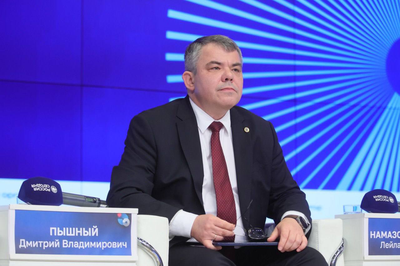 Ректором Новосибирского государственного университета назначен Дмитрий Владимирович Пышный Успешный организатор науки и ученый химик Дмитрий Пышный окончил Новосибирский государственный университет и начал трудовой путь в Новосибирском институте биоорганической химии Сибирского отделения РАН впоследствии переменованный в Институт химической биологии и фундаментальной медицины СО РАН который спустя 25 лет возглавил С 2014 года параллельно преподавал в своей альма матер В 2022 году назначен заместителем Министра науки и высшего образования Российской Федерации На протяжении трех лет работы в Министерстве Дмитрий Владимирович курировал работу по аттестации научных и научно педагогических кадров координировал сеть подведомственных организаций аграрного профиля принимал непосредственное участие в реализации Национального проекта Технологическое обеспечение продовольственной безопасности России в рамках которого были созданы 30 селекционно семеноводческих и селекционно племенных центров Кроме того под его руководством велась работа по созданию Национального центра сохранения генетических ресурсов растений на базе ФИЦ ВИР им Н И Вавилова Национального центра генетических ресурсов сельскохозяйственных животных на базе ФИЦ ВИЖ им Л К Эрнста а также Национального центра генетических ресурсов микроорганизмов и Национального центра автохтонных сортов винограда на базе НИЦ Курчатовский институт Доктор химических наук член корреспондент РАН Награжден медалью Минобрнауки России За вклад в реализацию государственной политики в области научно технологического развития и знаком отличия За заслуги перед Новосибирской областью MAX ВК ДЗЕН