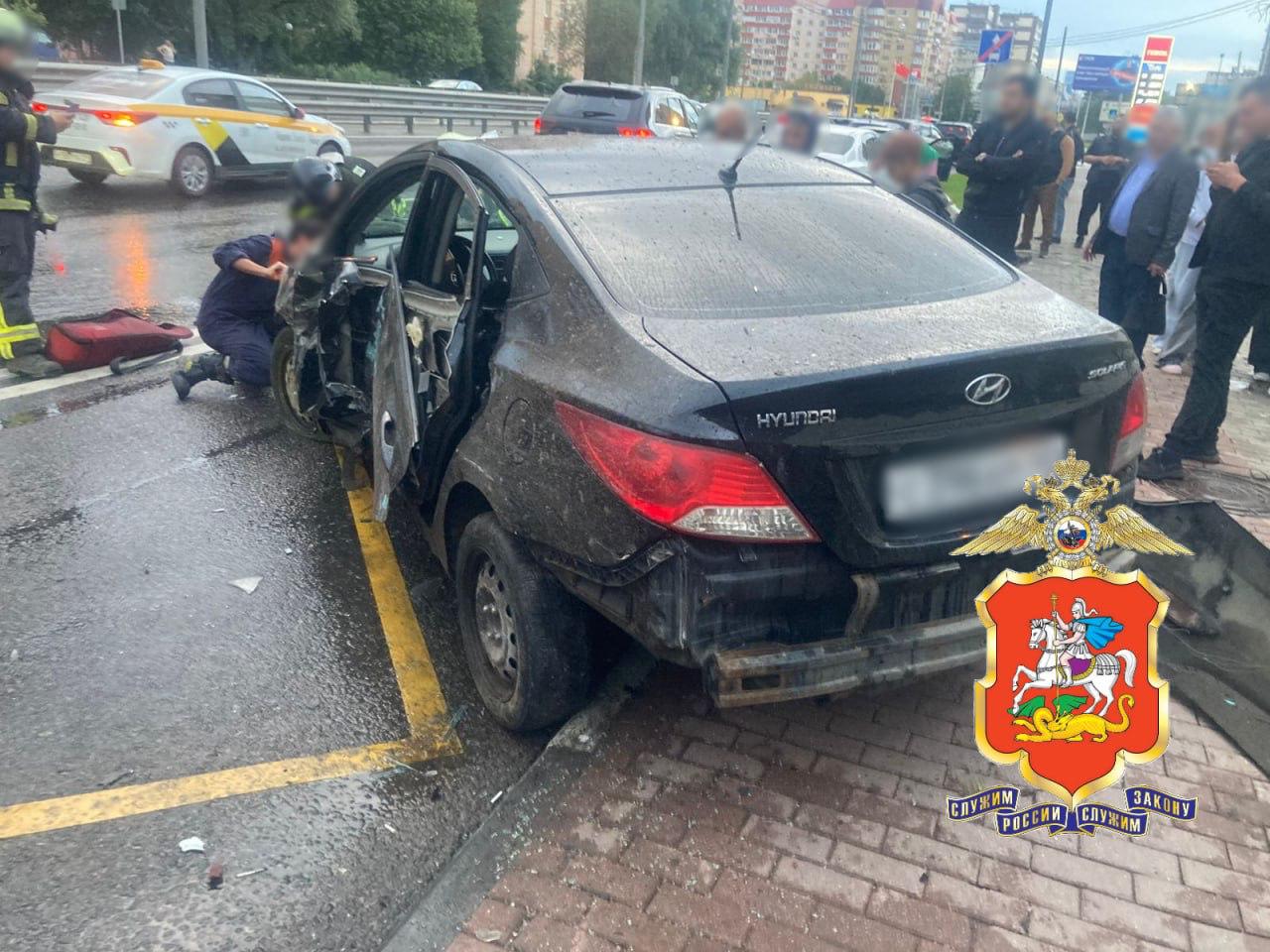 В подмосковном Долгопрудном автомобиль врезался в остановку. Два пешехода пострадали, сообщили ТАСС в ГУ МВД по Московской области.  Фото: Telegram-канал ГУ МВД России по Подмосковью     / Москва