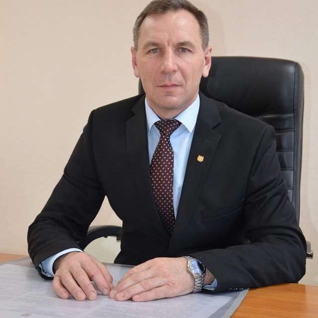 У главного «рыбного и охотничьего» хозяйства региона новый руководитель На томском областном олимпе опять кадровые перестановки. В департаменте охотничьего и рыбного хозяйства Томской области новый руководитель – Андрей Коломин. Не варяг. Из «своих, чиновников», последние пять лет занимал пост главы Кривошеинского района, до этого возглавлял Красноярское сельское поселение Кривошеинского района. А с 1998 по 2012 и вовсе служил местным «Анискиным» – участковым уполномоченным полиции в селе Кривошеино. Подробнее – на Бабре #томск