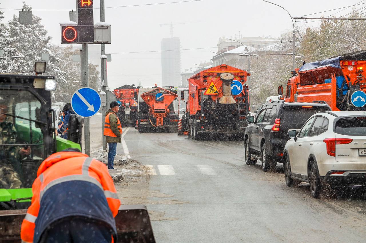 Новосибирск ожидает второй поставки техники для уборки города На 59 единиц техники пополнится автопарк Новосибирска в 2025 году Это стало возможным благодаря поддержке правительства региона в размере 400 млн рублей Еще 100 млн выделила мэрия столицы Сибири По состоянию на 1 декабря уже доставлены в Новосибирск 40 единиц техники Это термос бункеры погрузчики трактора автосамосвалы навесное оборудование До середины декабря ожидается поставка 12 подметально уборочных машин 4 снегопогрузчиков 2 эвакуаторов и комбинированной каналопромывочной машины Новую технику распределяют равномерно по всем районам города Она выйдет на улицы уже в этом сезоне и поможет оперативно реагировать на задачи в зимний период Подписаться на наш канал в MAX