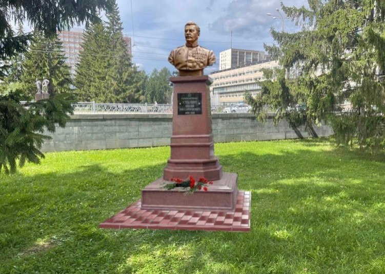Памятник Сталину предложили установить в Екатеринбурге Вопрос уже завтра рассмотрит городская комиссия по топонимике Обращение с предложением поставить памятник Сталину направили в администрацию города Грузинское общество Сакартвело Интернациональный союз диаспор и некий Центр Сталина Они также назвали несколько площадок для установки бюста бульвар Культуры на Уралмаше или площадка перед Окружным домом офицеров Кажется мы знаем о чем в городе будут спорить в ближайшие недели если не месяцы
