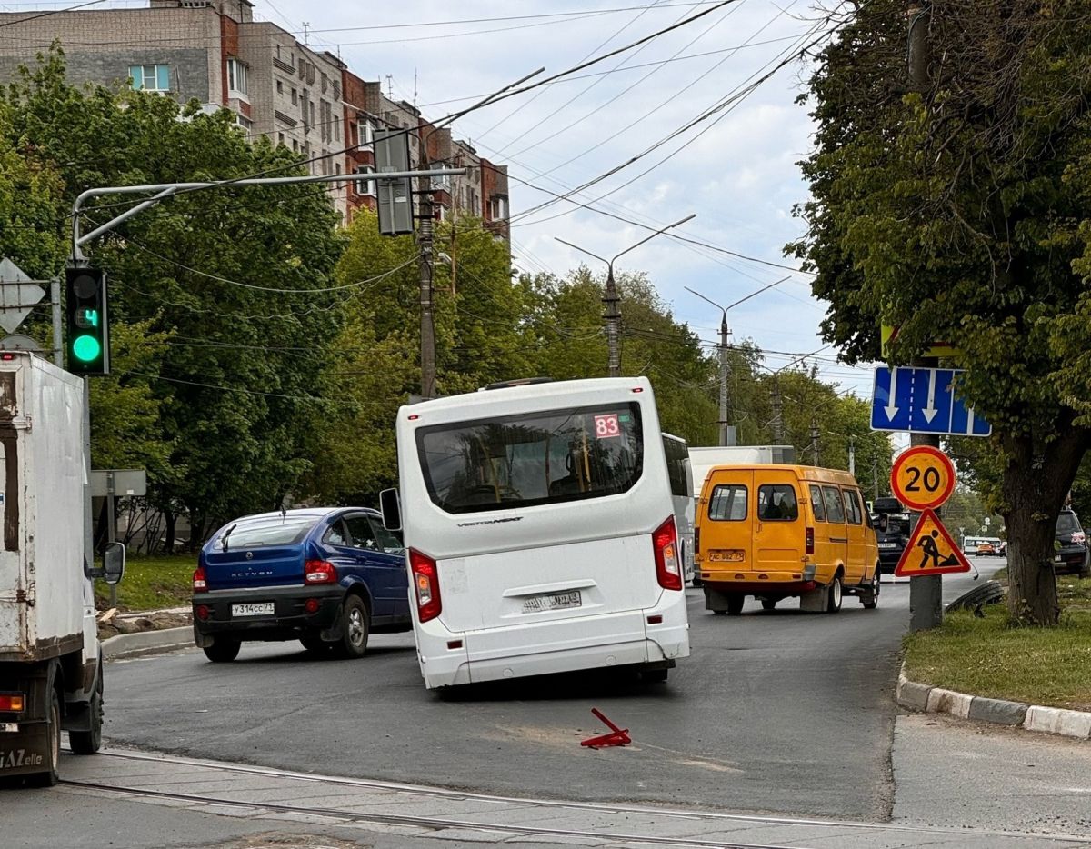 В Туле на улице Станиславского сломанный автобус создал пробку Как сообщили в редакцию «ТУЛАСМИ» очевидцы, маршрутный автобус встал на улице Станиславского рядом с пересечением с улицей Николая Руднева. Подробнее Подписаться