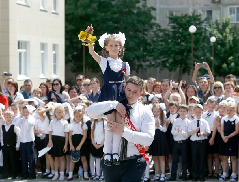Последний звонок прозвенит для выпускников Ставрополья 24 мая В правительстве края прошел брифинг министра образования края Марии Смагиной, которая рассказала о важных для школьников событиях: выпускных экзаменах, последнем звонке и предстоящем лете. Итак, торжественные мероприятия, посвященные последнему звонку в этом учебном году, пройдут в школах 24 мая. Выпускные торжества по случаю вручения аттестатов об основном общем и среднем общем образовании в 2025-м запланированы для девятиклассников 27 июня, для одиннадцатиклассников — 28 июня. Подробнее — читайте на нашем сайте.