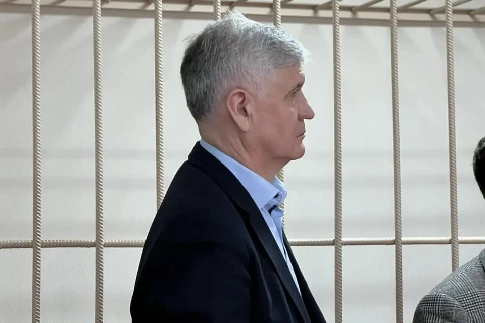 Ущерб 48 миллионов в Новосибирске бывший начальник дептранса обвиненный в превышении полномочий избежал колонии Суд рассмотрел дело бывшего начальника департамента транспорта мэрии Новосибирска Константина Васильева Его обвиняли в злоупотреблении должностными полномочиями и злостном невыполнении муниципальным служащим вступивших в законную силу решений суда статьи 285 УК РФ и 315 УК РФ соответственно Ему грозил внушительный срок в колонии однако чиновник избежал заключения По версии следствия Васильев перечислил предприятию 48 млн рублей из городского бюджета Эти деньги пошли в счет предоставления субсидии на финансовое обеспечение затрат на разработку проектно сметной документации на строительство А потом подписал отчет о целевом использовании средств хотя работы выполнены не были Чиновника задержали в марте 2024 года А сегодня 13 апреля 2026 года суд ему вынес приговор По статье 315 УК РФ Васильева оправдали а по статье 285 УК РФ назначили 1 5 года лишения свободы Однако от наказания его освободили так как был зачтен срок нахождения в СИЗО под домашним арестом и запретом определенных действий КП Новосибирск
