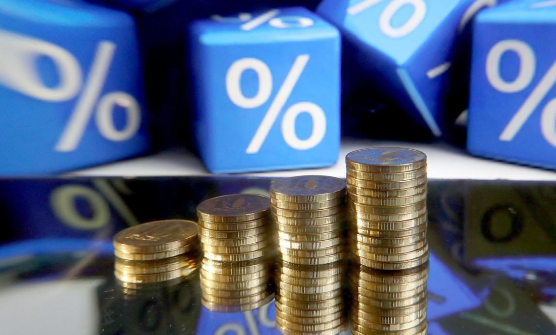Средняя ставка по вкладам в топ-10 банков снизилась до 17,22% годовых Во второй декаде июля она резко снизилась — на 0,69 п. п. В первой декаде средняя максимальная ставка опустилась ниже 18% впервые со второй декады сентября 2024 года. Перед этим, в третьей декаде февраля, средняя ставка после продолжительного периода опустилась ниже ключевой. В середине июля сильнее всего снизилась доходность по вкладам сроком от полугода до года: на срок до трех месяцев — 16,61% годовых -0,61 п. п. к первой декаде июля ; на срок от трех до шести месяцев — 16,94% годовых -0,45 п. п. ; на срок от шести месяцев до одного года — 16,25% годовых -0,68 п. п. ; на срок свыше одного года — 14,69% годовых -0,39 п. п. .
