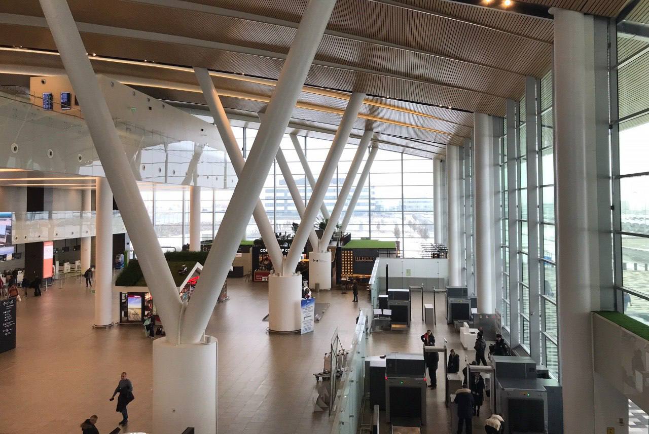 Губернатор аэропорт в Ростове может открыться до конца года Аэропорт Платов может возобновить свою работу до конца текущего года заявил губернатор Юрий Слюсарь на заседании рабочей группы по сотрудничеству между Ростовской областью и Республикой Беларусь По его словам на это направлено много усилий У нас налажено партнёрство промышленных предприятий мы регулярно обмениваемся бизнес миссиями Рассчитываю что эта практика будет продолжена несмотря на сложную пока логистику Аэропорт я надеюсь у нас до конца года в Ростове откроется будем всё делать для этого Это даст возможность активизировать наше сотрудничество с точки зрения визитов этого мы все хотим сказал Юрий Слюсарь новостиростова ростовнадону Подпишись на donnewsru