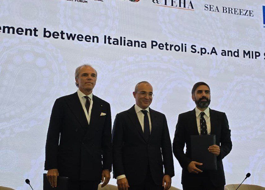 Компания SOCAR подписала соглашение о приобретении у API Holding 99 82 акций Italiana Petroli IP одной из ведущих энергетических компаний Италии Italiana Petroli одна из крупнейших интегрированных платформ переработки нефти в Италии Компания располагает тысячами автозаправочных станций по всей стране двумя нефтеперерабатывающими заводами мощностью переработки около 10 миллионов тонн в год а также реализует специализированную продукцию такую как битум авиационное топливо и смазочные материалы и логистической сетью охватывающей всю страну Caucasian bureau