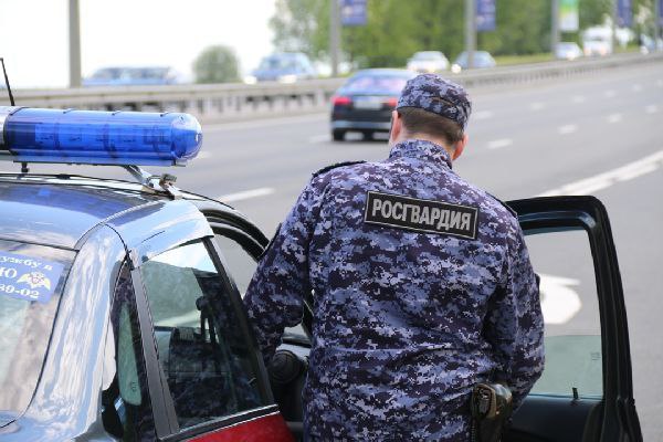 Самокатчик сбил пенсионера на тротуаре в Петербурге На проспекте Славы у Гамбургской площади патруль Росгвардии Фрунзенского района Санкт-Петербурга заметил 79-летнего пенсионера с разбитым лицом на тротуаре. Мужчину сбил молодой человек на арендованном электросамокате, который остался на месте и был задержан. По словам задержанного, он пытался предупредить пешехода звуковым сигналом, но столкновения избежать не удалось. Пострадавшего госпитализировали с подозрением на закрытую черепно-мозговую травму, а молодого человека доставили в 12-й отдел полиции. Флэш Питер - подписаться