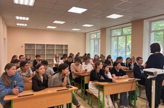 В ХГПУ создали систему адаптивного обучения с использованием ИИ, нейротехнологий и мультимодальных данных Магистрант Института информационных технологий Херсонского государственного педагогического университета Федор Марьясов разработал способ адаптивного обучения с использованием искусственного интеллекта, нейротехнологий и мультимодальных данных. Заявку на патентование изобретения одобрила Федеральная служба по интеллектуальной собственности. Об этом федеральному порталу «Российское образование» сообщили в педвузе. «Ключевая особенность технологии – глубокая персонализация обучения. Система анализирует множество параметров обучающихся: активность мозга с помощью нейроинтерфейсов , движение глаз благодаря технологии управления взглядом – айтрекингу , физиологические показатели пульс, уровень стресса . На основе этих данных искусственный интеллект определяет когнитивное состояние ученика и автоматически адаптирует учебный процесс: меняет сложность заданий, темп подачи материала и даже формат, например, переключаясь между текстом, видео или VR-средой. Это не только повышает эффективность усвоения знаний, но и снижает усталость, помогает сохранить мотивацию», – рассказал Федор Марьясов. Изобретение может значительно повысить эффективность образовательных процессов в школах и вузах, способно усовершенствовать такие области, как персонализированное обучение, корпоративное развитие персонала, повышение квалификации сотрудников, дистанционное образование. ХГПУ находится в ведении Минпросвещения России. В вузе уделяют особое внимание исследованиям и разработкам. Ранее здесь определили перспективное направление по инновационному подходу к выявлению одаренных детей. #Образование