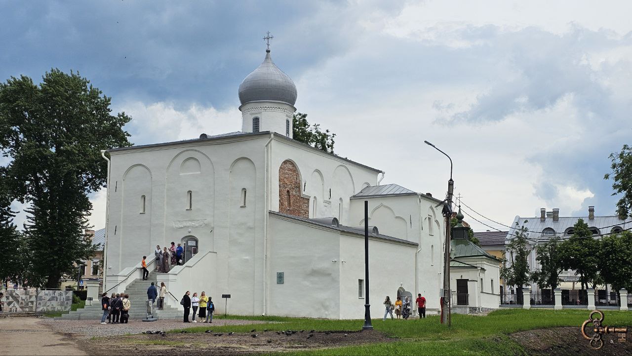 На Ярославовом дворище открылась церковь Успения на Торгу. Обязательно к посещению. Представлено более 60 больших каменных крестов XIV-XVII веков с образцами резьбы по камню, надписями и орнаментами. Интересны и особенности храма. Например, винтовая лестница. В храме две экспозиции: в подцерковье представлена экспозиция «Во здравие и спасение» с каменными крестами; в основном объёме храма открылась мультимедийная экспозиция «История спасения. Образ царства. Монументальное искусство христианского мира».