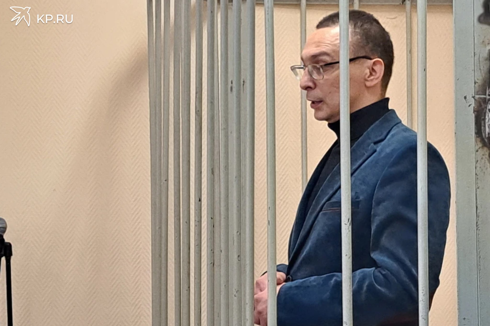 Воронежский экс-замминистра туризма Александр Кукин останется в СИЗО еще на месяц Суд продлил меру пресечения бывшему заместителю министра предпринимательства и туризма Александру Кукину, который стал фигурантом уголовного дела о крупном мошенничестве. Он пробудет в СИЗО до 30 июня. Об этом проинформировали в суде. Напомним, Александр Кукин находится под стражей с начала февраля. По версии следствия, он принял работы, которые должны были проводиться индивидуальным предпринимателем Евгением Ягодкиным на государственный грант в 10 миллионов рублей. Средства выделялись на благоустройство пляжа на базе отдыха «Мадагаскар» в Семилукском районе. Однако реконструкция была проведена не полностью. Таким образом, считают в СК, деньги из госказны были похищены. Александр Кукин свою вину не признает. Ранее стало известно, что Евгения Ягодкина, владельца базы отдыха, также поместили в СИЗО. Он задержится там до 30 июня.