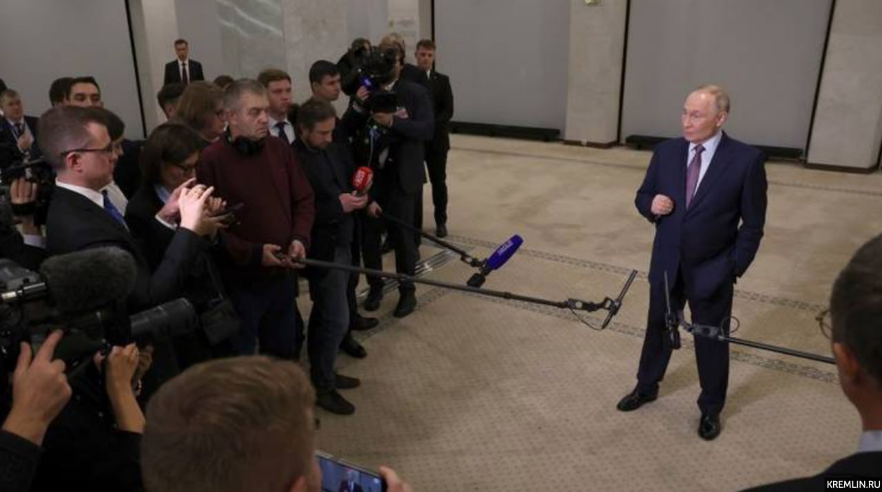 Линия Москвы Вечером 23 октября президент России Владимир Путин прокомментировал недавние заявления своего американского коллеги Дональда Трампа в частности отказ главы Белого дома от встречи в Будапеште а также другие актуальные вопросы отношений России и США Как можно понять из его выступления страны не намерены терять диалог друг с другом но Вашингтону не удастся добиться желаемого им изменения курса Москвы Владимир Путин пояснил что у России и США есть много направлений для сотрудничества но тут все зависит от действий американской стороны Если в конце концов мы перейдем не к какому то давлению а к серьезному разговору на перспективу в том числе и в экономической сфере то у нас много направлений для совместной работы Монокль главное о русском бизнесе и не только Подписаться