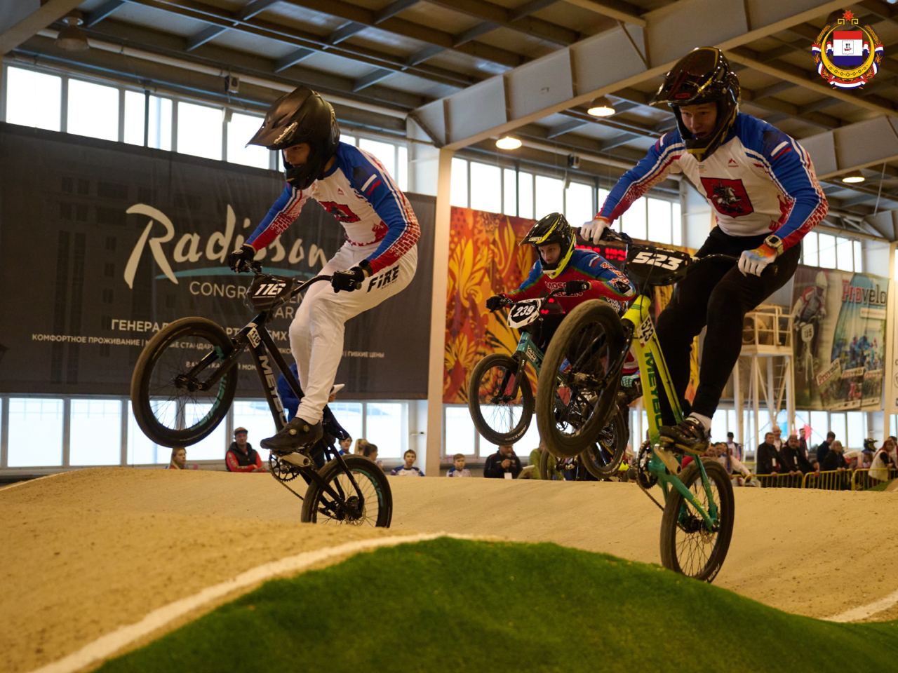 В Саранске прошёл I этап Кубка России по BMX-гонкам  А также Всероссийские и республиканские соревнования по BMX-гонкам.  Больше 500 спортсменов со всей России продемонстрировали своё мастерство на треке крытого Центра по велоспорту РМ.  Нашу республику представляли воспитанники СШОР по велоспорту.   На I этапе Кубка России:   в гонке «классик» Александр Катышев завоевал золото, а Светлана Адмакина – бронзу;    в гонке на время у Александра Катышева и Светланы Адмакиной – серебро, Владислав Неяскин занял 3 место.   По итогам Всероссийских соревнований у гонщиков из Мордовии 2 золота, 4 серебра и 4 бронзы.   Поздравляем!  Следующий этап также пройдёт в Мордовии.  Фото: Алексей Тамбовцев #ЗнайНаших