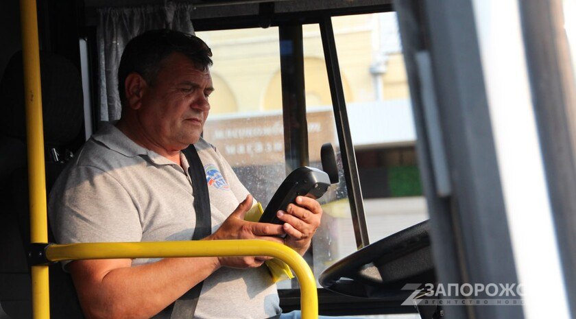 Новые тарифы на проезд в автобусах установлены в Запорожской области Новые тарифы на перевозку пассажиров и багажа автомобильным транспортом по муниципальным маршрутам вводятся с 14 июня 2025 года. Рассказываем, сколько теперь будет стоить проезд: Обычный тариф: Безналичный расчет — 25 рублей Наличный расчет — 35 рублей Льготный тариф: Безналичный расчет — 15 рублей Наличный расчет — 20 рублей Провоз багажа: Безналичный расчет — 25 рублей Наличный расчет — 35 рублей , VK и ОК и читайте новости на нашем сайте