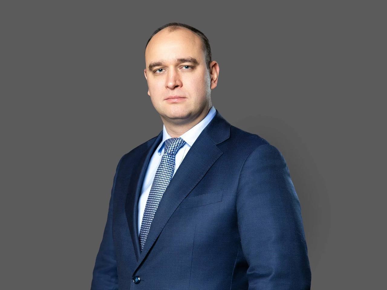 Добыча нефти требует удвоения инвестиций Директор департамента нефтегазового комплекса министерства энергетики РФ Антон Рубцов: «По нашим оценкам, для того, чтобы поддерживать к 2050 году добычу в районе 540 миллионов тонн нефти, нам нужно удвоение инвестиций. Удвоение инвестиций при процессах импортозамещения запускает мультипликативный эффект в экономике: значит, те налоги, которые не заплатит отрасль нефтегазовая, заплатят смежные отрасли. И получат мультипликативный эффект в виде не только налогов, но и экономической активности». Он уточнил, что речь идет об инвестициях компаний, но не исключает участия в этом государства: «Бизнес вкладывает свои средства, особенно в сегодняшних условиях – кредитные ему не очень доступны. Для того, чтобы у бизнеса были эти средства, нужно, чтобы государство меньше в моменте забирало. То есть, государство должно стать соинвестором — в долгую».