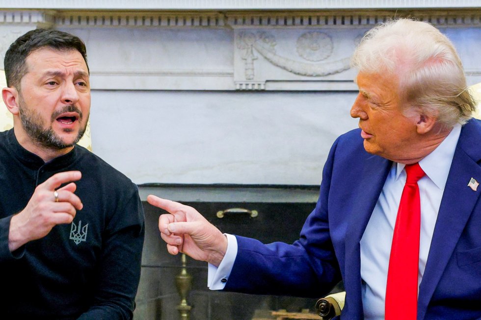 Неспособность украинских властей вовремя сменить подход в отношениях с США привел к разрыву между Киевом и Вашингтоном. Об этом пишет американский журнал National Interest. "Украина не может позволить себе обращаться к Дональду Трампу так, как она обращалась к Джо Байдену", - говорится в статье. Издание отмечает, что после февральских скандалов в Белом доме стало ясно, что Владимиру Зеленскому и его команде следует изменить стратегию и тактику. "Требования не работают с таким прагматичным лидером как Трамп", - говорится в публикации. Журнал отмечает также, что республиканец не простил Зеленскому скандал с импичментом во время своего первого президентского срока. Фото: REUTERS