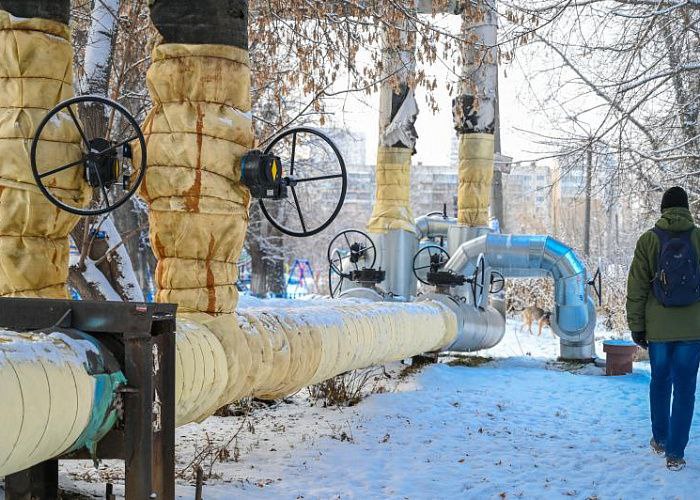 Текслер отправил глав муниципалитетов проверять коммунальные ремонты в мороз В аномальные морозы главам городов Южного Урала придется лично проверять места коммунальных аварий Этого потребовал губернатор Алексей Текслер на первом в году областном совещании Глава региона поручил в кратчайшие сроки устранять все коммунальные проблемы связанные с отоплением электричеством горячей водой Разумеется глава должен принять все меры к устранению аварии вместе с профильными службами выехать на место докладывать по ситуации информировать людей Для этого у вас есть свои страницы в соцсетях каналы в мессенджерах Они нужны не только для поздравлений парадных фотографий но и в том числе для информирования в сложных острых ситуациях обратился к главам муниципалитетов Алексей Текслер Алексей Текслер отметил что впереди еще один зимний месяц когда можно ждать морозных дней и даже недель Подписаться на vecherchel Поддержать Читать в Мах