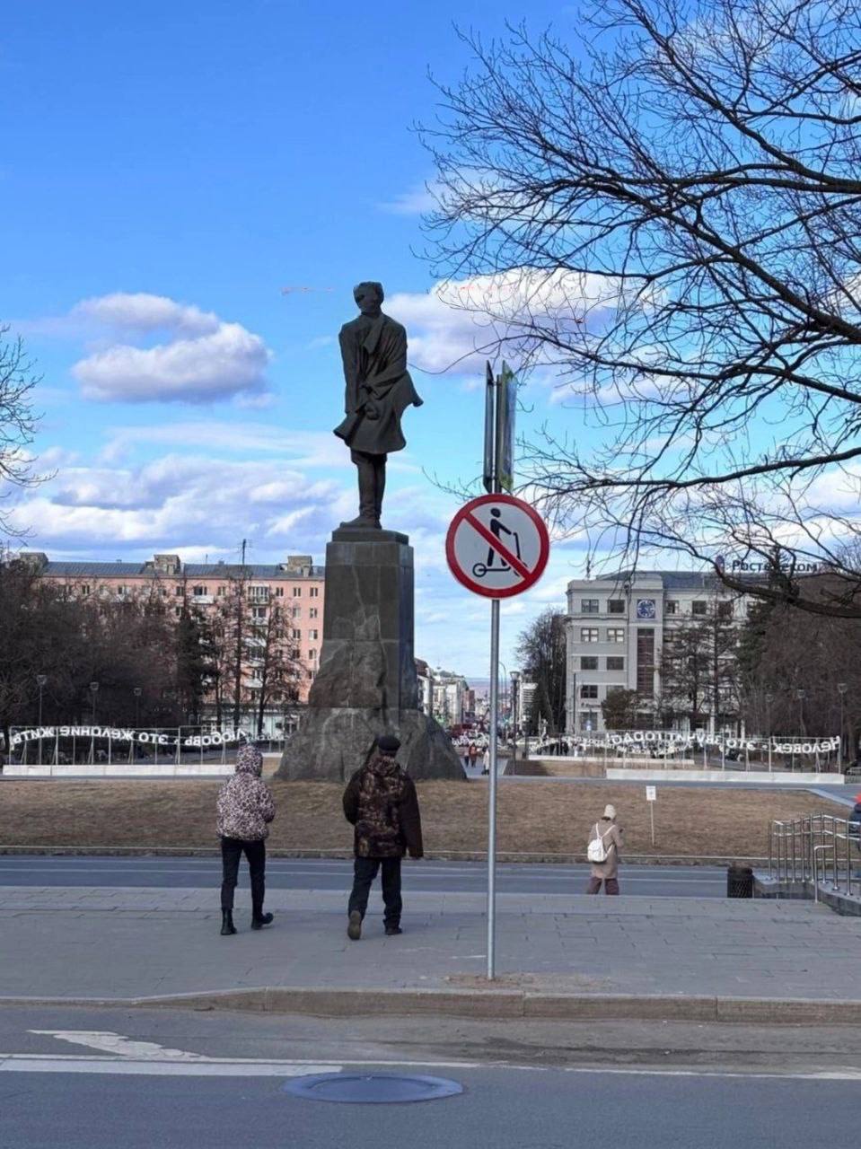 В центре Нижнего начали расставлять знаки о запрете движения на самокатах.  Вот, например, на площади Горького. Напомним, мэрия запретила движение на СИМах еще в 15 местах в городе.   Подписаться   Прислать новость