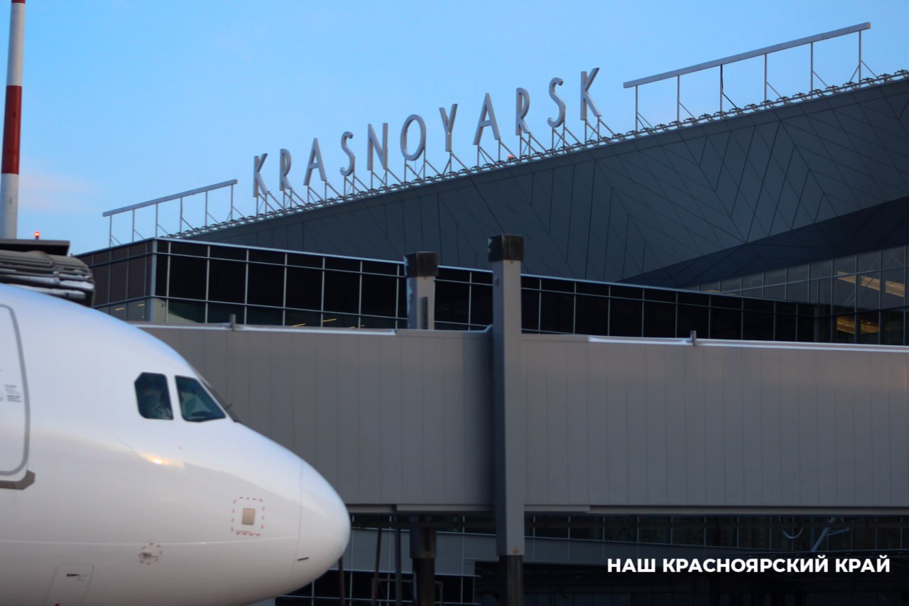 Телефоны, планшеты, ноутбуки и камеры теперь нужно включать в аэропорту Красноярск Сделать это попросят при досмотре в целях безопасности. В пресс-службе воздушной гавани пояснили, что на интроскопе видно, что в сумке у пассажира находится прямоугольное устройство. Инспекторам важно убедиться, что перед ними обычный, рабочий гаджет. Жителей Красноярского края просят по возможности доставать электронику в очереди, чтобы ускорить процесс досмотра.