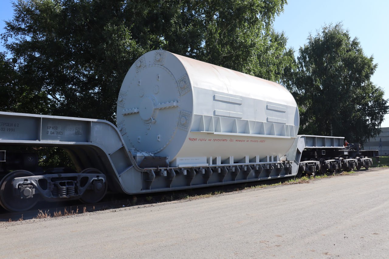 Предприятие Элсиб отгрузило новый турбогенератор для Приморской ГРЭС Электрическая мощность турбогенератора ТВФ 225 2У3 составляет 225 МВт Отличительной его особенностью является водородное охлаждение Турбогенератор будет работать в составе паросилового блока К 210 130 Ранее в рамках реализации проекта обновления Приморской ГРЭС предприятие изготовило турбогенератор ТВФ 125 2 мощностью 125 МВт Сейчас в производстве находится еще один генератор ТВФ 225 2У3 Масштабная модернизация ГРЭС ведется поэтапно В 2023 г были реконструированы энергоблоки 1 и 8 После проведенных работ энергоблок 1 стал выдавать в энергосистему региона номинальную мощность 110 МВт Энергоблок 8 выведен в ремонт для устранения дефектов выявленных во время контрольной эксплуатации В 2024 году модернизированы блоки 5 и 9 они выведены на номинальную мощность 210 и 215 МВт соответственно В текущем году началась модернизация энергоблоков 3 и 6 суммарной мощностью 320 МВт На энергоблоке 3 будут заменены все поверхности нагрева система регенерации питательные и конденсатные насосы Полностью будет заменен турбогенератор энергоблока с системой возбуждения Модернизацию всех девяти энергоблоков планируется завершить не позднее 2027 года В результате электростанция достигнет номинальной мощности Приморская ГРЭС входит в состав АО Дальневосточная ГК Электрическая мощность станции составляет 1476 МВт тепловая 237 Гкал ч Это самая мощная тепловая электростанция на Дальнем Востоке Приморская ГРЭС производит половину объема электроэнергии потребляемой в Приморском крае и обеспечивает теплом пгт Лучегорск Станция состоит из девяти энергоблоков каждый из которых будет модернизирован