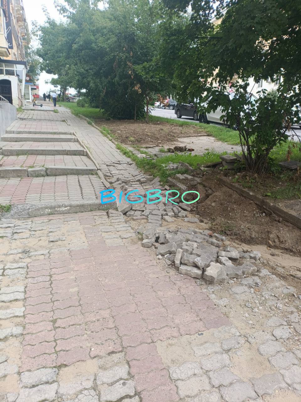 Рабочие как всегда разрушили после себя дорожное полотно  Очень негативная традиция сложилась в Хабаровске - строители разрушают больше, чем создают. После окончания своих работ они покидают место стройки / ремонта, оставляя разрушенной дорогу / тротуар и спокойно избегают ответственности за нанесенный ущерб.    Всем известная история с разрушением целой улицы Сеченова работниками РЖД после установки шумовых экранов - дорога до сих пор как после бомбежки    А сегодняшняя история про то, как в начале июля проводился ремонт труб по улице Калинина, в районе дома 65.   От подписчика: «Вот такую картину оставили после себя рабочие и больше никаких работ по восстановлению не производилось. Пройти можно с трудом, а с коляской так вообще никак. Помогите призвать к ответственности виновных за этот разгром!!»     / реклама