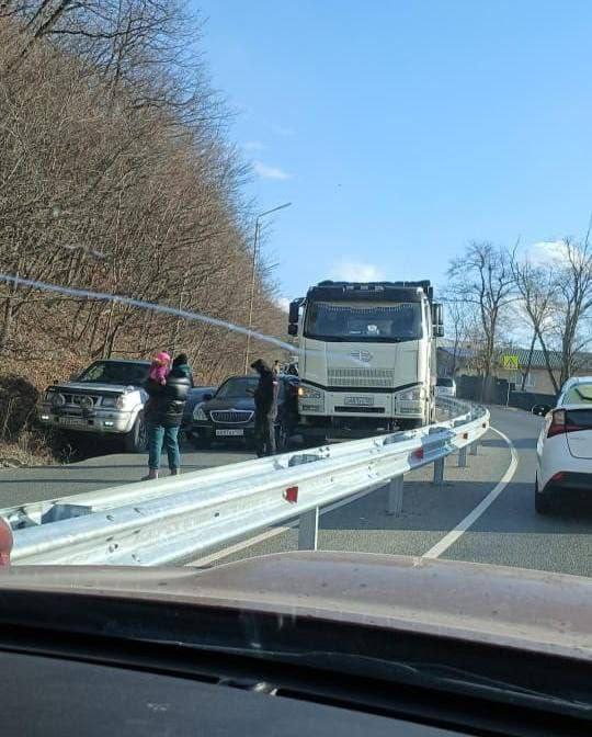 Два ДТП, на оживленных участках Владивостока, значительно осложнили жизнь водителям   Первое на Выселковой, где притерлись две машины и благодаря недавно поставленным леерам, полностью заблокировали движение полностью парализовано.  Второе ДТП произошло на подъезде к перекрестку улиц Луговой и Карской при движении со стороны площади Луговой. Движение на участке затруднено.