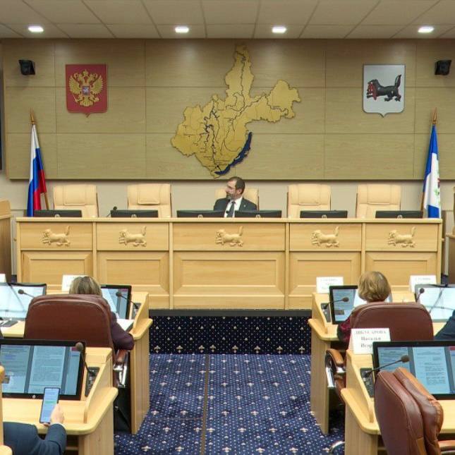 Александр Ведерников В Прибайкалье необходимо разработать стратегию охраны материнства и детства Об этом заявил спикер Законодательного собрания региона на заседании экспертного совета по вопросам демографического развития За первые девять месяцев 2025 года в регионе зафиксировано снижение рождаемости на 566 детей по сравнению с аналогичным периодом прошлого года Средний возраст матери в регионе составляет 28 6 лет что ставит область на 18 е место в РФ Одной из острых проблем остается дефицит квалифицированных кадров как в акушерско гинекологической службе так и среди педиатров Александр Ведерников подчеркнул что для решения кадрового вопроса необходимо активное вовлечение главных врачей и глав муниципальных образований Он отметил что несмотря на то что привлечение узких медицинских специалистов не входит в прямую компетенцию мэров они заинтересованы в развитии здравоохранения на своих территориях Подводя итоги заседания Ведерников подчеркнул что все вопросы озвученные в ходе встречи будут взяты на депутатский контроль