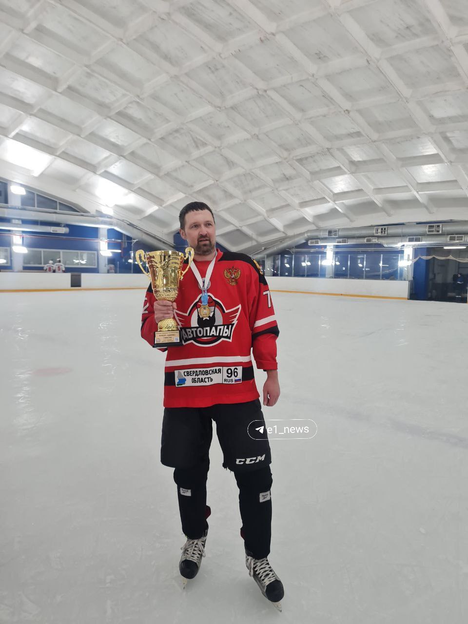 В Екатеринбурге хоккеист умер прямо во время игры Как сообщает Е1 Александр Красовский играл в хоккейной команде Екатеринбурга Автопапы Вчера у них был матч с командой Уральские Волки За 5 минут до окончания игры у Александра остановилось сердце У хоккеиста остались жена и двое детей Подпишись на КП Екатеринбург Мы в Max