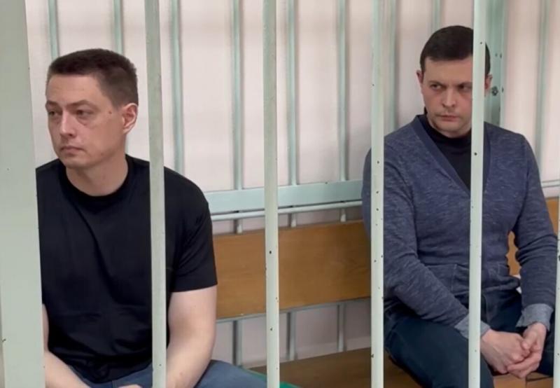 В Красноярске завершился суд над бывшим заместителем директора департамента Минобрнауки РФ Дмитрием Журавлевым и исполнительным директором ООО КМ Финанс Алексеем Евдокименко Их признали виновными в коррупции при закупках сельскохозяйственной техники Каждому фигуранту назначили восемь лет колонии строгого режима и штраф в размере 11 9 миллиона рублей Государственное обвинение поддерживал прокурор региона Роман Тютюник Как следует из материалов дела в 2022 году чиновник предложил бизнесмену помощь в получении выгодных госконтрактов За победу в тендерах он потребовал откат 2 от стоимости поставляемой техники Деньги нужно было переводить на счета подконтрольных индивидуальных предпринимателей Подробнее на Бабре красноярск kras 24