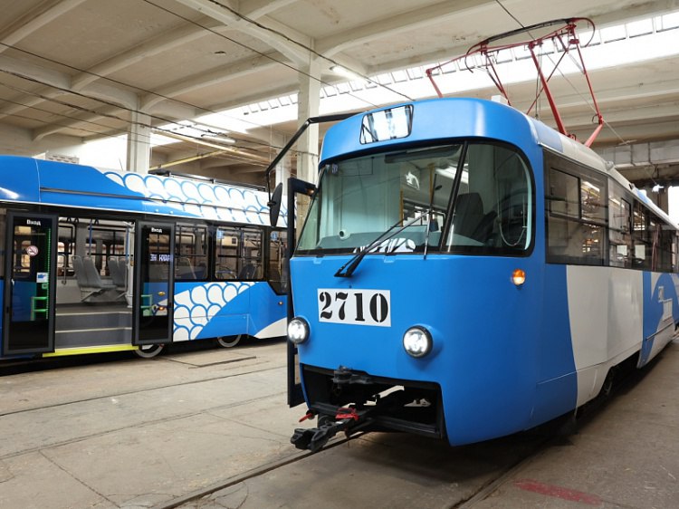 В Волгограде выпустили в город первый восстановленный трамвай на базе Татра Т3 Волгоградский ремонтный завод ВЭТА выпустил первый трамвай обновленный на базе телеги Татра Т3 Как сообщили Волжский ру в пресс службе администрации Волгограда на предприятии установили новый корпус произведенный в Екатеринбурге на старую ходовую часть чехословацкого трамвая Предварительно трамвайные телеги были капитально отремонтированы В них заменили тормоза и отремонтировали двигатели Обновленный таким образом вагон в настоящее время проходит обкатку без пассажиров а затем будет выпущен на маршрут 10 Жилгородок Детский центр в Волгограде Один трамвай это только первый маленький шаг В дальнейшем реализация проекта позволит обновить не только трамвайный парк областного центра но и города Волжского Подробнее на Волжский ру www volzsky ru index php wx 16 wx2 82683 ВолжскийРу волжский vlz