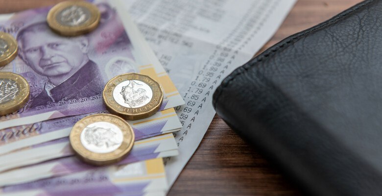 Инфляция в Великобритании ускорилась до 3 4 в декабре В декабре потребительские цены выросли на 3 4 в годовом выражении говорится в отчете Национальной статистической службы ONS Инфляция ускорилась по сравнению с ноябрем 3 2 хотя аналитики ожидали более плавного роста показателя до 3 3 Министр финансов Великобритании Рейчел Ривз заявила что приоритетной задачей ее ведомства остается снижение стоимости жизни однако оппозиция в лице консерваторов обвинила власти в неэффективном управлении Эксперты Oxford Economics заявляют что декабрьское повышение цен не является началом нового восходящего тренда а отражает влияние временных факторов