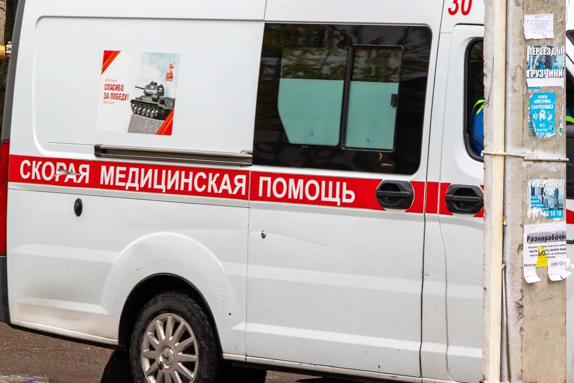 Минздрав Самарской области разъяснил резонансное заявление своего руководителя Министерство здравоохранения Самарской области разъяснило слова главы ведомства Андрея Орлова относительно вызова скорой помощи при повышенной температуре Первоначальное заявление министра сделанное в ходе общения с жителями региона было воспринято неоднозначно и вызвало широкий общественный отклик В ведомстве пояснили что слова господина Орлова были неверно истолкованы Изначально министр здравоохранения региона отметил что температура до 40 С относится ко второй очередности помощи и рекомендовал обращаться в поликлиники Это заявление последовало после жалобы от граждан на длительное ожидание скорой помощи В частности речь шла о пациенте с температурой 39 8 С которому пришлось самостоятельно принимать меры для снижения жара Представители минздрава подчеркнули что скорая медицинская помощь предназначена для оказания экстренной помощи при угрожающих жизни состояниях таких как инфаркты инсульты серьезные травмы и кровотечения Повышение температуры в свою очередь относится к категории неотложных вызовов В Самарской области насчитывается 137 бригад неотложной медицинской помощи работающих с 8 00 до 20 00 По данным минздрава региона в связи с ростом заболеваемости время прибытия бригад на неотложные вызовы может быть увеличено до двух часов kommersant volga