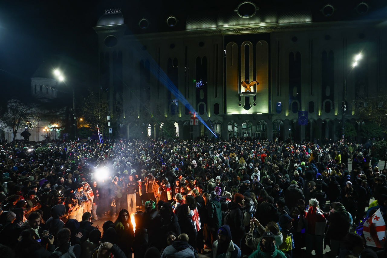 Число задержанных россиян на митингах в Тбилиси выросло до 15  Речь идёт о гражданах, которые участвовали в акциях с 28 ноября по 9 декабря.  По состоянию на сегодняшний день, двое из них находятся под административным арестом в изоляторе временного содержания. Об этом сообщает ТАСС, ссылаясь на Секцию интересов России при посольстве Швейцарии в Грузии.    Подпишись на «Говорит Москва»