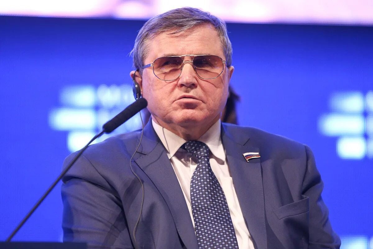 ОГЭ в России превращается в ЕГЭ Государственная дума приняла законопроект который предполагает сдачу девятиклассниками планирующими поступать в колледжи и техникумы только двух обязательных предметов русский язык и математика вместо четырех экзаменов Классические четыре экзамена остаются только для тех кто решил получить высшее образование и пойти в 10 11 классы Выбор для большинства детей очевиден Изменения вступили в силу в нескольких регионах весной текущего года и теперь эксперимент расширяется Цель законопроекта увеличить число выпускников 9 х классов поступающих в организации СПО на обучение по рабочим профессиям И стоит поддержать стремление к созданию рабочих высококвалифицированных мест Но как отмечает эксперт МЭФ депутат Госдумы Олег Смолин нужно понимать что от таких решений качество российского образования не вырастет Более того все недостатки ЕГЭ перейдут на ОГЭ Из системы проверки знаний за девятый класс ОГЭ превращается в систему отбора на последующее образование со всеми вредными последствиями Цена экзамена для школьников возрастет и дети начнут учиться исключительно по предметам сдачи уже с 7 8 класса Репетиторы станут нормой уже на ранних этапах подготовки а хорошее образование станет роскошью и привилегией Это сильно ударит по общему уровню знаний и развитию личности ребенка предостерегает Олег Смолин МЭФ в Telegram в ВК в MAX