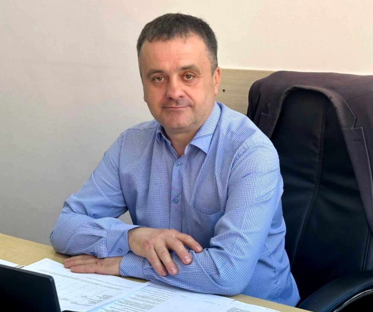 СМИ сообщают что чиновник мэрии Усть Кута против которого возбудили уголовное дело о нападении собак на школьника скрылся и объявлен в розыск 5 января стая бродячих собак напала на 10 летнего мальчика Ребёнок получил множественные рваные раны Следственный комитет возбудил уголовное дело по статье Халатность ч 1 ст 293 УК РФ в отношении Михаила Тышкивского председателя комитета по сельскому хозяйству природным ресурсам и экологии администрации Усть Кута 12 декабря суд не стал его арестовывать избрав меру пресечения в виде подписки о невыезде   Иркутск политический в МАХ   Подпишитесь на Иркутск политический