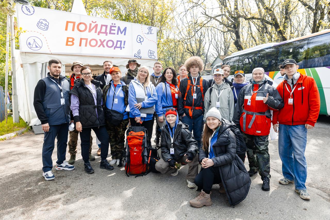 Участники «Маёвки» покорили пять вершин Кавказских Минеральных Вод Сегодня участники туристского слёта совершили восхождение на пять вершин: Змейку, Верблюд, Бык, Машук и Бештау. Это был не просто поход, а настоящий экзамен: походники применили навыки навигации, командной работы и даже разметили новые «Тропы Первых» для будущих путешественников. ‼ Главной тематикой походов в этом году стало 80-летие Победы. Участники не только узнавали о героях и памятных местах Ставропольского края, но и развернули копию Знамени Победы на вершине самой высокой горы Кавказских Минеральных Вод — Бештау. Больше подробностей по ссылке. Турслёт «Маёвка» проводится Движением Первых и программой Росмолодёжи «Больше, чем путешествие». Подписывайтесь на «Больше, чем путешествие»