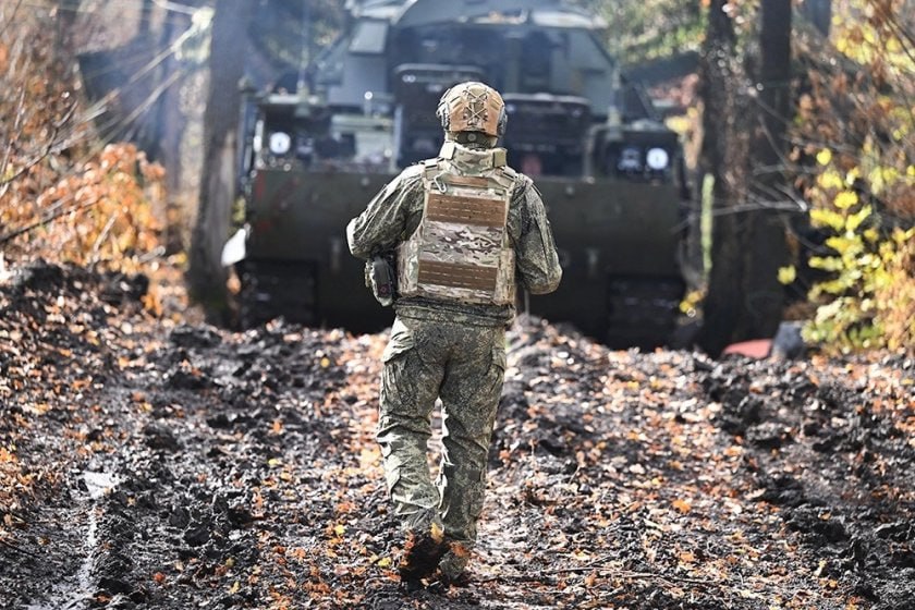 Соцконтракт стал доступнее для участников спецоперации  Для демобилизованных участников СВО заключение соцконтракта на открытие собственного дела теперь осуществляется без оценки среднедушевого дохода  Те кто решит открыть или развивать собственное дело в рамках социального контракта смогут получить единовременную выплату до 350 000 рублей  При необходимости они смогут пройти дополнительное обучение или повышение квалификации  Подать заявление на заключение социального контракта можно на портале Госуслуги или обратившись в орган социальной защиты по месту жительства Социальный контракт как напоминают в Минтруде один из наиболее эффективных инструментов формирования долгосрочного устойчивого источника дохода и роста благосостояния Его могут заключать граждане если среднедушевой доход в семье меньше прожиточного минимума на человека Благодаря этой мере поддержки можно открыть свое дело развить личное подсобное хозяйство устроиться на работу или получить поддержку на преодоление трудной жизненной ситуации На 1 декабря 2025 года было заключено 225 9 тысячи социальных контрактов которыми охвачены 623 4 тысячи граждан 97 1 тысячи контрактов 43 направлено на открытие собственного дела Фото РИА Новости Подписаться на Российскую газету в   Читать нас в MAX