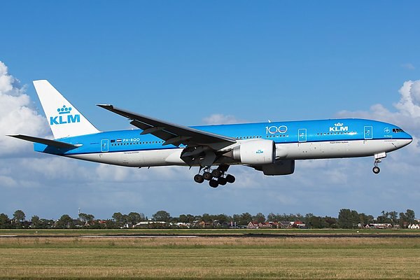 Авиакомпания KLM обвинила Китай в преимуществах из-за России  Генеральный директор нидерландской авиакомпании KLM, Марьян Ринтел заявила, что Евросоюз должен принять финансовые меры, чтобы обеспечить честную конкуренцию между европейскими и китайскими авиакомпаниями. Об этом сообщает Прайм со ссылкой на издание NPO.  "Европа может по крайней мере подумать, как положить конец несправедливой конкуренции, зафиксировав цены или взглянув на ситуацию по-другому", — отметила Ринтел.  По словам генерального директора, с 2022 года воздушное пространство России закрыто для европейских самолетов, что увеличивает время полета и цены на билеты. Китайские авиакомпании получили несправедливое преимущество, используя более короткие маршруты через российское небо.  aviaru.net/n276479