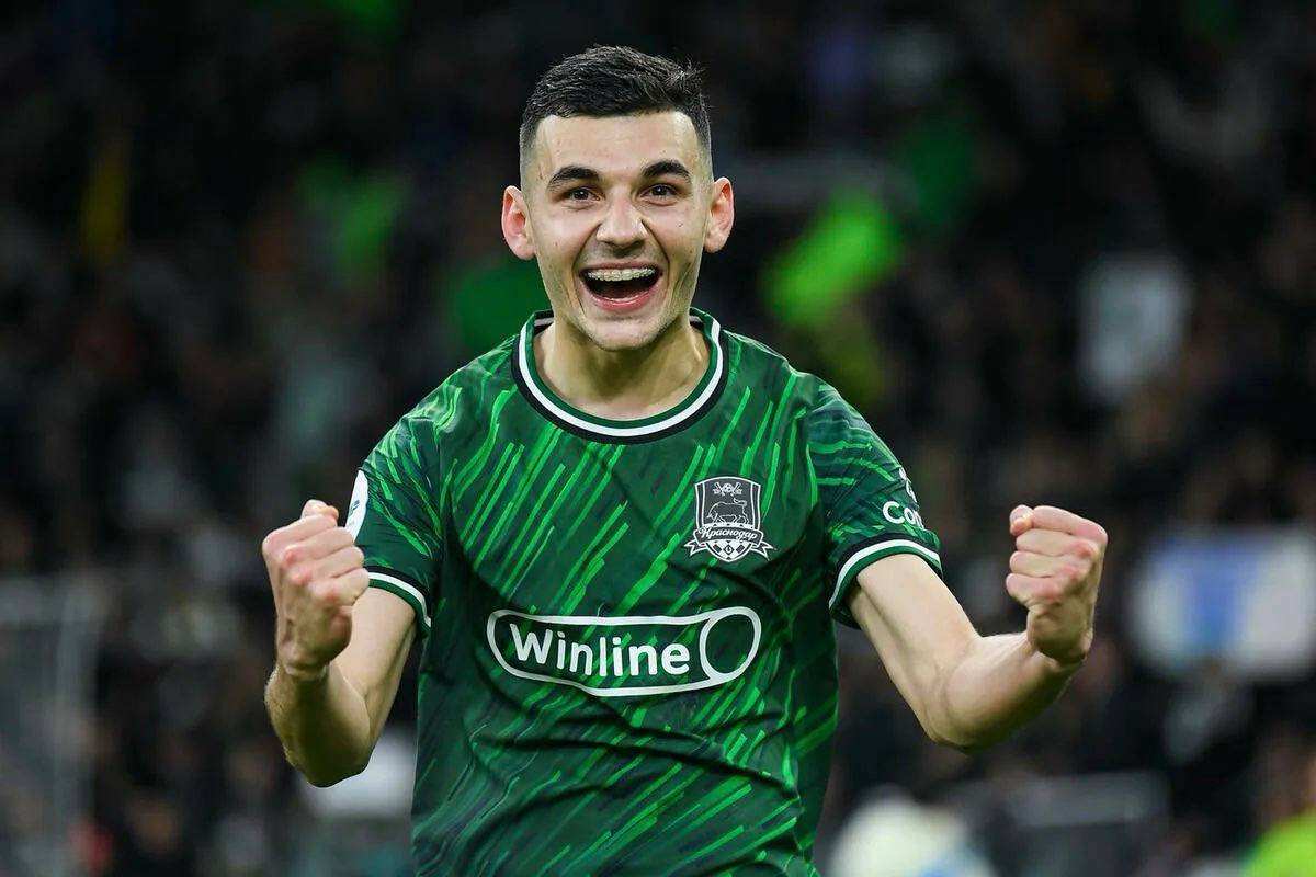 Капитан ФК Краснодар Эдуард Сперцян стал самым дорогим игроком Российской Премьер лиги По версии Transfermarkt его рыночная стоимость составила 25 млн евро Эксперты связывают высокую стоимость Сперцяна с его отличной формой в текущем сезоне РПЛ он забил 8 голов и отдал 13 результативных передач и не самым юным возрастом для его позиции 25 лет свои фото видео и истории присылайте нашему боту prostokrd bot Подпишись на наш канал в Telegram MAX