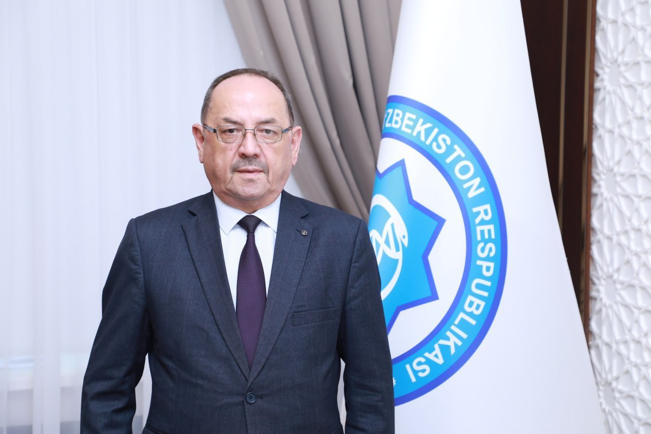 Минздрав опроверг слухи о введении масочного режима в школах Ташкента Министерство здравоохранения опровергло распространившиеся в соцсетях сообщения о том что с 30 октября в школах Ташкента якобы вводится обязательное ношение медицинских масок Как пояснил первый заместитель председателя Комитета санитарно эпидемиологического благополучия и общественного здоровья Нурмат Атабеков речь идёт о документе подписанном ещё 26 сентября который ежегодно принимается перед сезоном острых респираторных заболеваний и гриппа В документе указано что ношение масок рекомендуется только при осложнении эпидемиологической ситуации На данный момент ситуация стабильная поэтому никакого массового обязательного масочного режима нет Маски могут быть рекомендованы лишь в отдельных классах или группах где зафиксированы случаи заболевания Минздрав напомнил что меры профилактики соблюдение дистанции и использование масок при близком контакте остаются актуальными однако решение о введении ограничений принимается исходя из ситуации на местах Министерство призвало граждан не распространять непроверенную информацию Tashkent Land